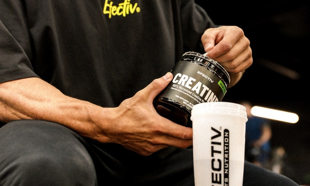 Person opening a tub of Efectiv Creatine beside an Efectiv shaker bottle
